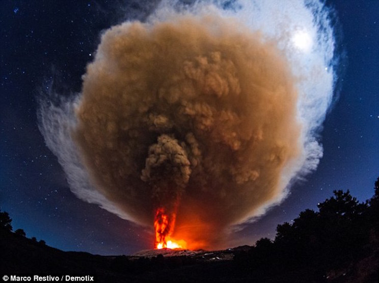 Volcán Etna entra en erupción