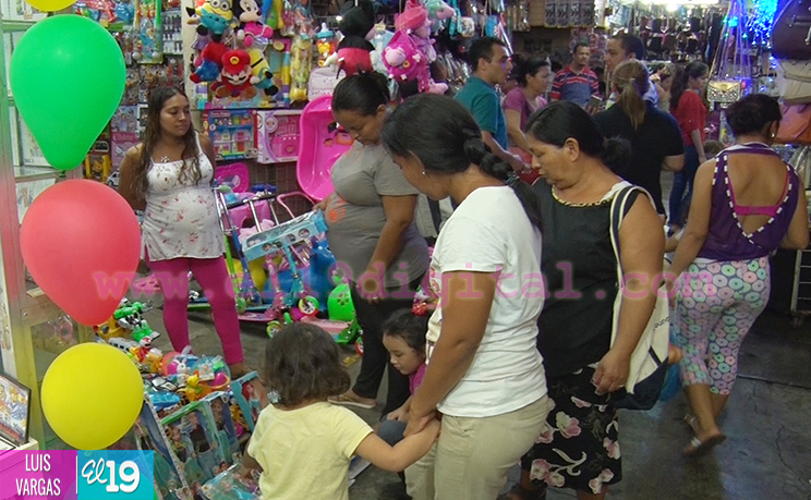 Familias abarrotan mercados capitalinos previo a celebración de la Navidad