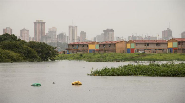 Más de 170 mil evacuados por inundaciones en Suramérica