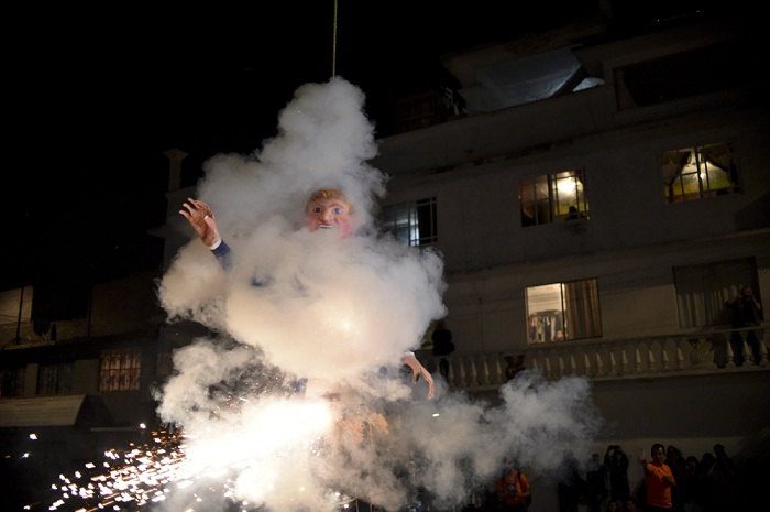 Trump arde en llamas en México en la quema de Judas de SS