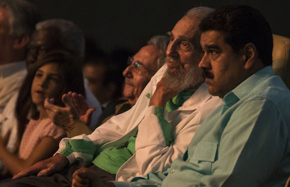 Fidel Castro asiste a gala cultural por su 90 cumpleaños (VIDEO)