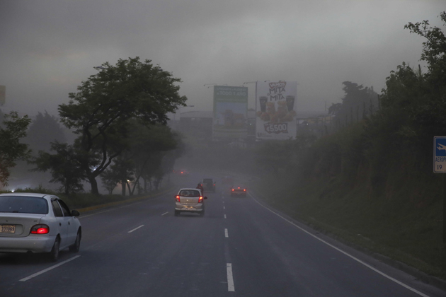 Volcán Turrialba mantiene expulsión intermitente de cenizas en Costa Rica