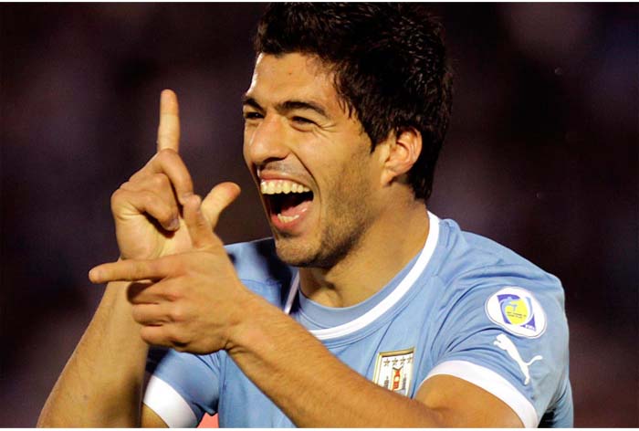 Cientos reciben a Suárez en Uruguay