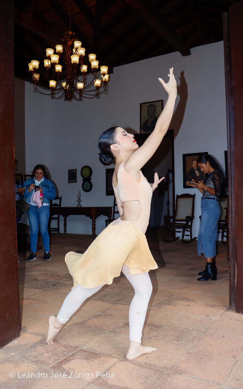 Comunidad estudiantil rinde homenaje al General Augusto C. Sandino con poesía, danza y pintura