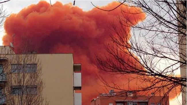 España: Explosión en una empresa química causa una nube tóxica y heridos
