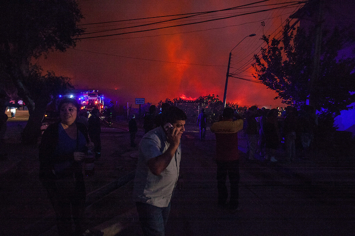 Chile decreta el estado de emergencia en Valparaíso y Viña del Mar por un gran incendio