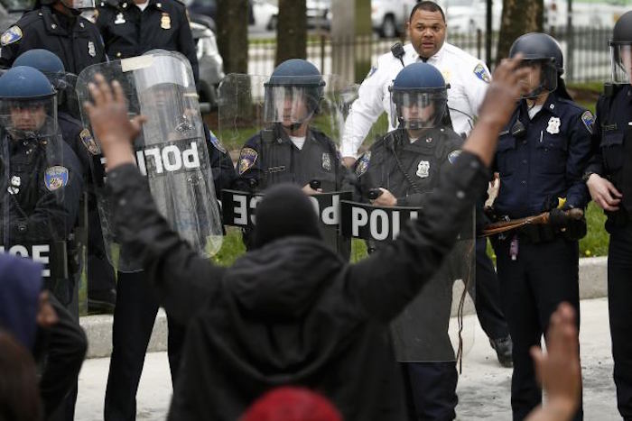 Gobernador de Maryland declara estado de emergencia tras enfrentamiento en Baltimore (FOTOS, VIDEO)