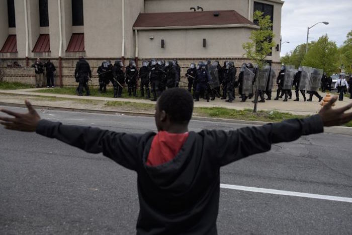 Gobernador de Maryland declara estado de emergencia tras enfrentamiento en Baltimore (FOTOS, VIDEO)