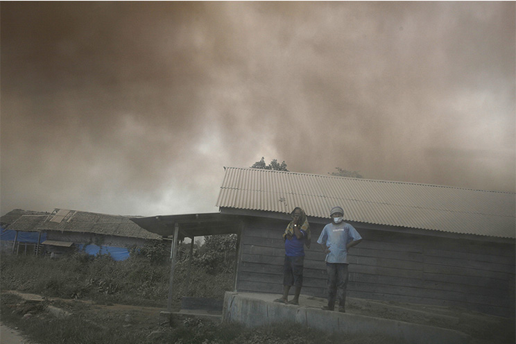 Más de 2,700 evacuados por actividad del volcán Sinabung en Indonesia