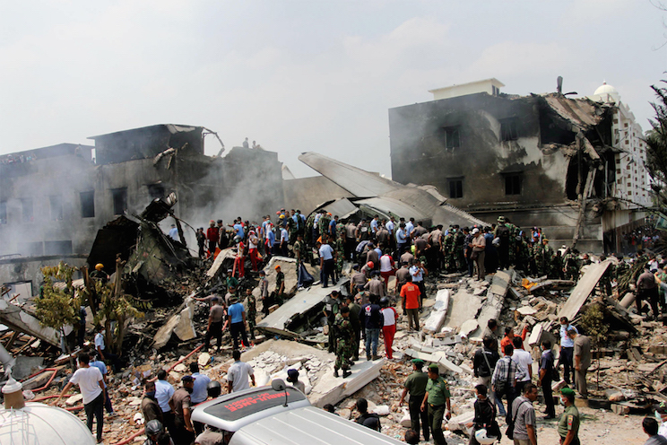 Avión militar se estrella en ciudad de Indonesia: al menos 113 muertos