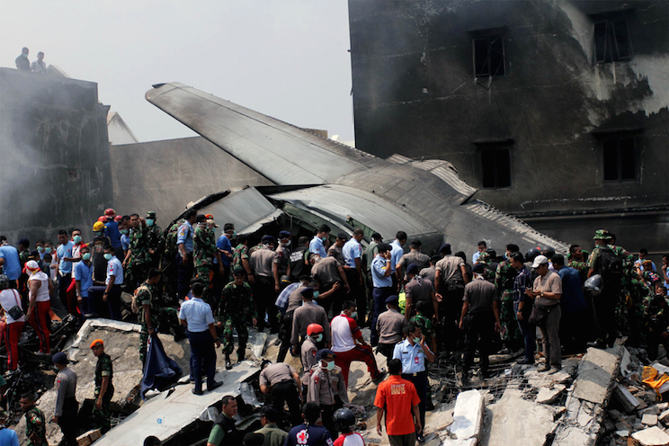 Avión militar se estrella en ciudad de Indonesia: al menos 113 muertos