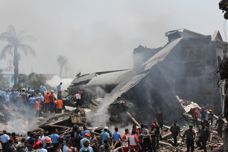 Avión militar se estrella en ciudad de Indonesia: al menos 113 muertos