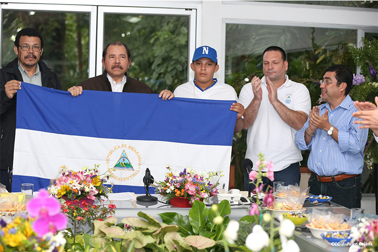 Presidente Daniel abandera a delegaciones deportivas
