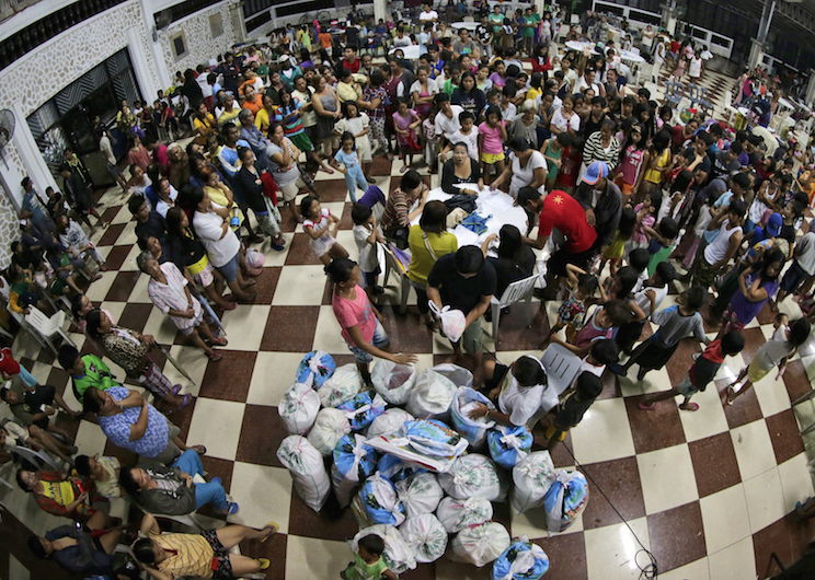 Al menos 4 muertos y 25,000 evacuados en Filipinas por el azote de Koppu