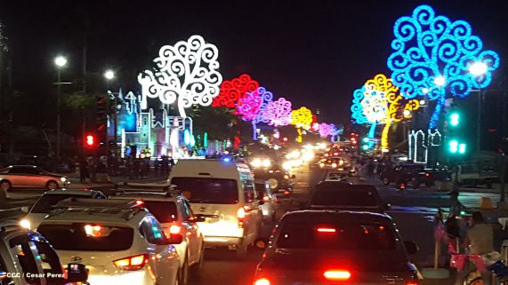Altares marianos en Avenida de Bolívar a Chávez