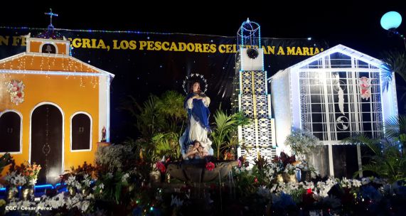 Altares marianos en Avenida de Bolívar a Chávez