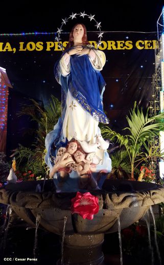 Altares marianos en Avenida de Bolívar a Chávez