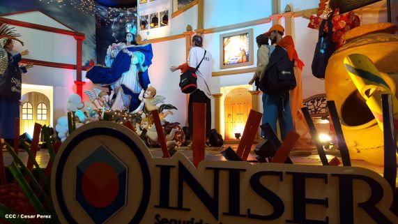 Altares marianos en Avenida de Bolívar a Chávez