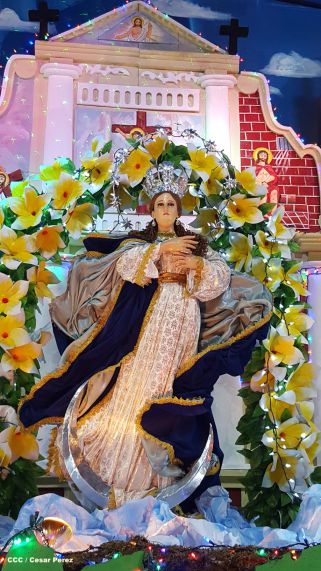 Altares marianos en Avenida de Bolívar a Chávez