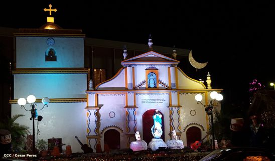 Altares marianos en Avenida de Bolívar a Chávez