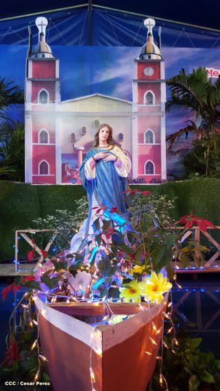 Altares marianos en Avenida de Bolívar a Chávez