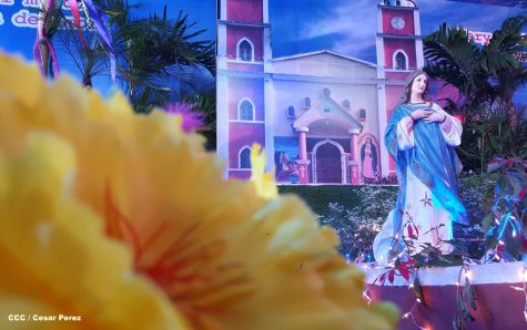 Altares marianos en Avenida de Bolívar a Chávez