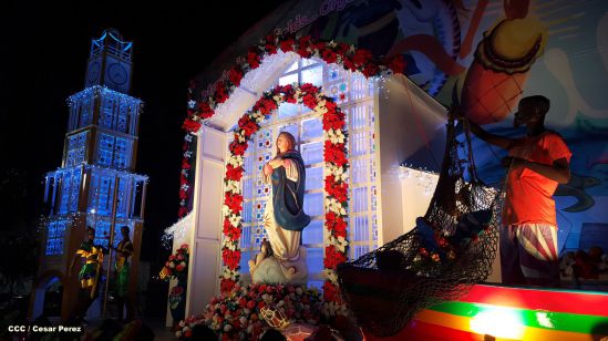 Altares marianos en Avenida de Bolívar a Chávez