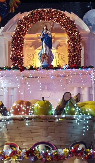 Altares marianos en Avenida de Bolívar a Chávez