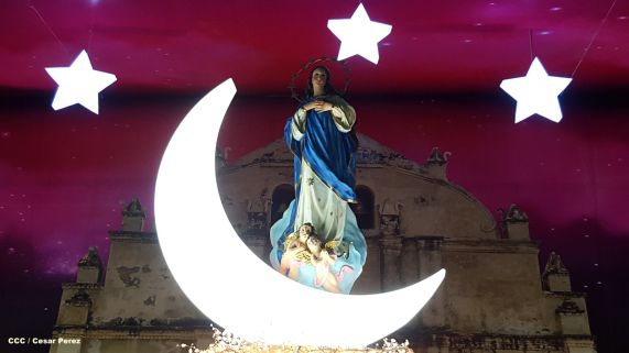 Altares marianos en Avenida de Bolívar a Chávez