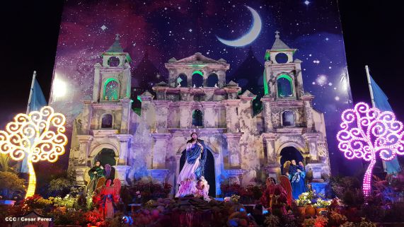 Altares marianos en Avenida de Bolívar a Chávez