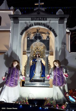 Altares marianos en Avenida de Bolívar a Chávez