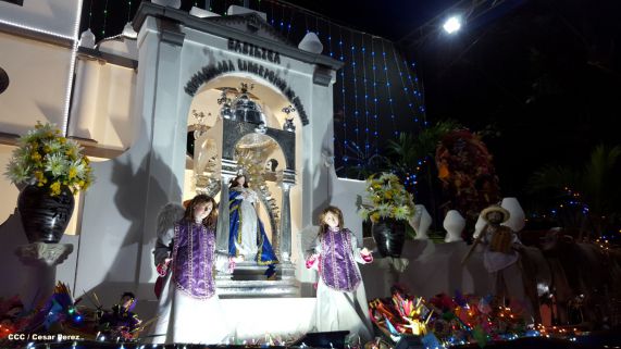 Altares marianos en Avenida de Bolívar a Chávez