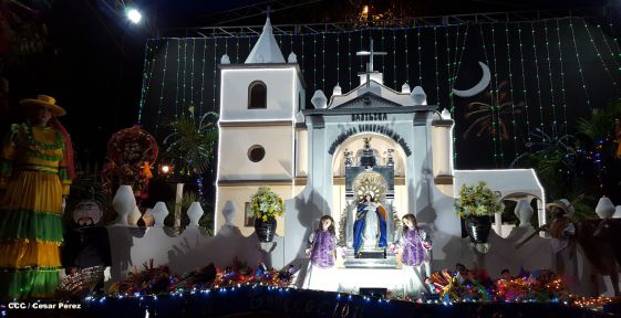 Altares marianos en Avenida de Bolívar a Chávez