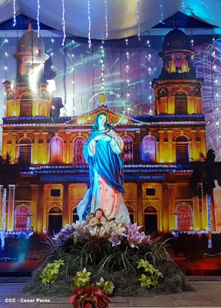 Altares marianos en Avenida de Bolívar a Chávez