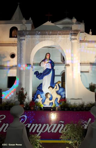 Altares marianos en Avenida de Bolívar a Chávez