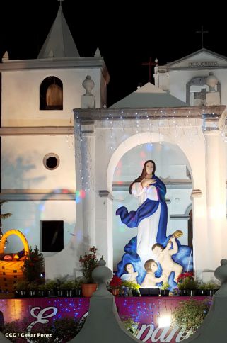 Altares marianos en Avenida de Bolívar a Chávez