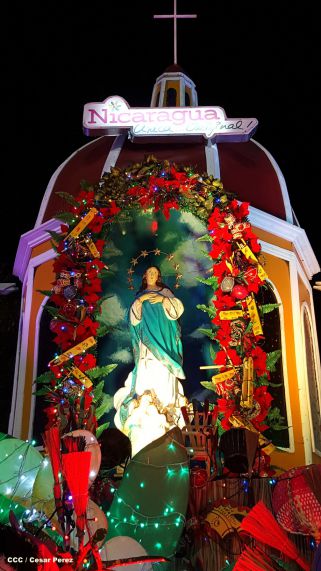 Altares marianos en Avenida de Bolívar a Chávez