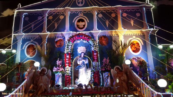 Altares marianos en Avenida de Bolívar a Chávez