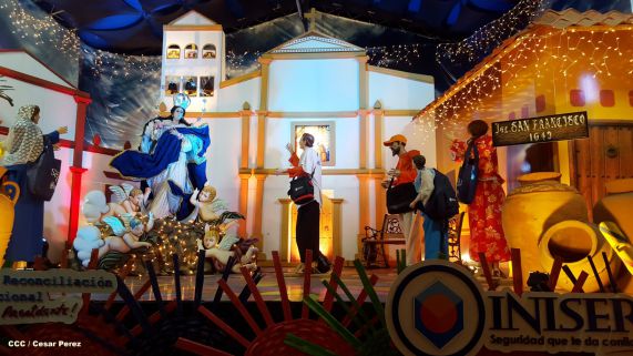 Altares marianos en Avenida de Bolívar a Chávez