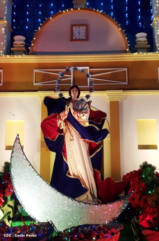 Altares marianos en Avenida de Bolívar a Chávez