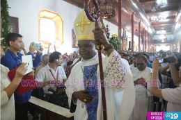 Miles de devotos le cantan con amor a María en la tradicional Lavada de la Plata