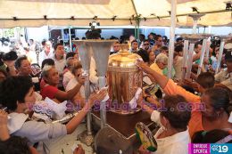 Miles de devotos le cantan con amor a María en la tradicional Lavada de la Plata