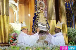 Miles de devotos le cantan con amor a María en la tradicional Lavada de la Plata