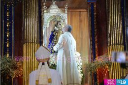 Miles de devotos le cantan con amor a María en la tradicional Lavada de la Plata