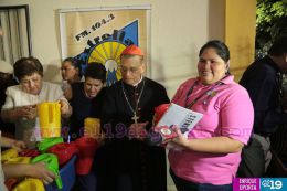 Cardenal Miguel Obando y Bravo le canta a la Purísima junto a la feligresía