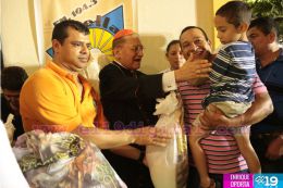 Cardenal Miguel Obando y Bravo le canta a la Purísima junto a la feligresía