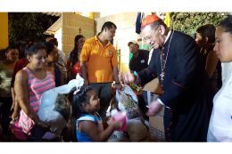 Cardenal Miguel Obando y Bravo le canta a la Purísima junto a la feligresía