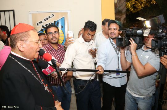Cardenal Miguel Obando y Bravo le canta a la Purísima junto a la feligresía