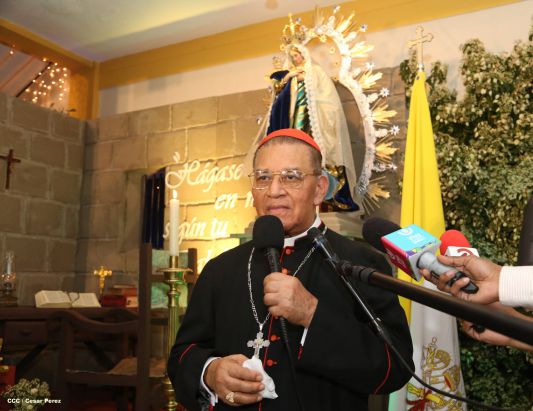 Cardenal Miguel Obando y Bravo le canta a la Purísima junto a la feligresía