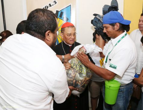 Cardenal Miguel Obando y Bravo le canta a la Purísima junto a la feligresía